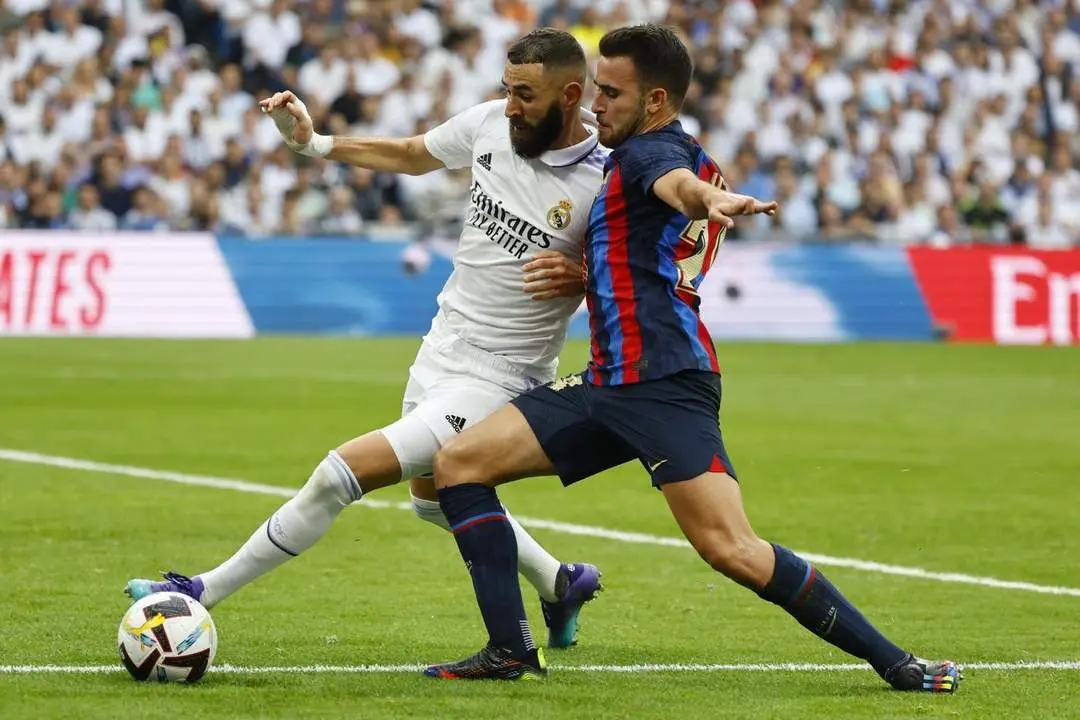 Karim Benzema y Eric Garc&iacute;a pelean por la posesi&oacute;n de la pelota. - efe