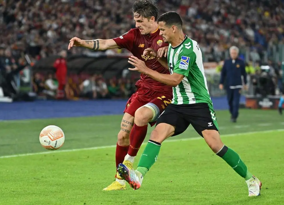 Luiz Felipe pugna con Zaniolo durante el partido contra la Roma - efe