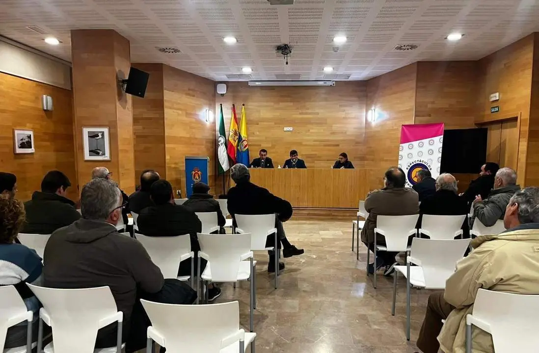 Encuentro del empresario y los aficionados en Algeciras. - A. I.