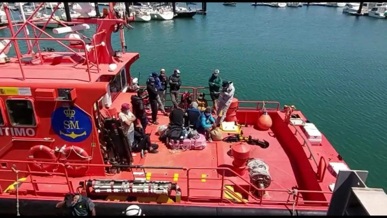 Migrantes a bordo de la embarcaci&oacute;n de Salvamento en Puerto Am&eacute;rica.  - VIVA