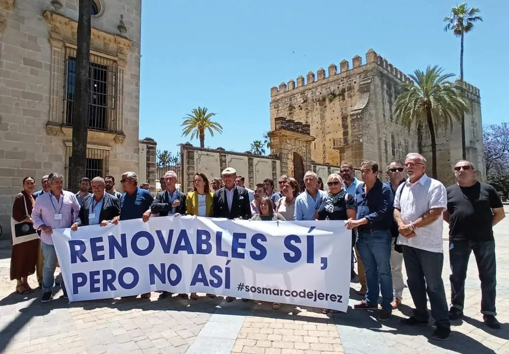 Protesta de afectados por el parque e&oacute;lico del Barroso ante Vinoble.  - F.C.Aleu