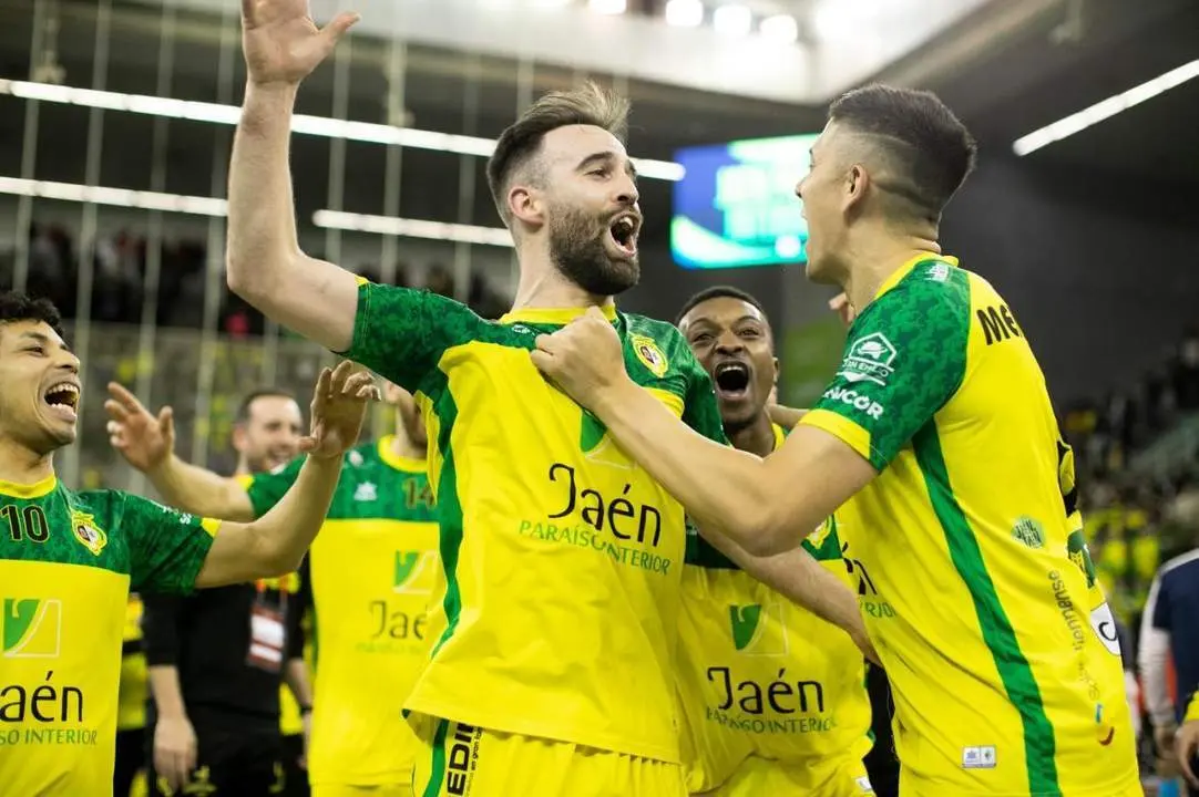 Los amarillos celebran el pase a la final. - Viva Ja&eacute;n