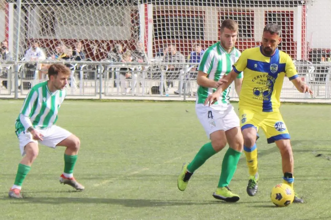 Dos jugadores del Atl&eacute;tico Sanluque&ntilde;o B presionan a un rival - Ra&uacute;l J. Bustillos