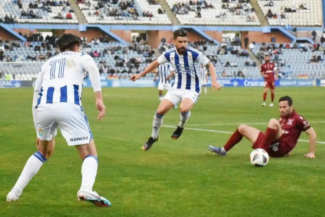 Gonzalo Poley en el suelo en una acci&oacute;n del partido                    - Tenor
