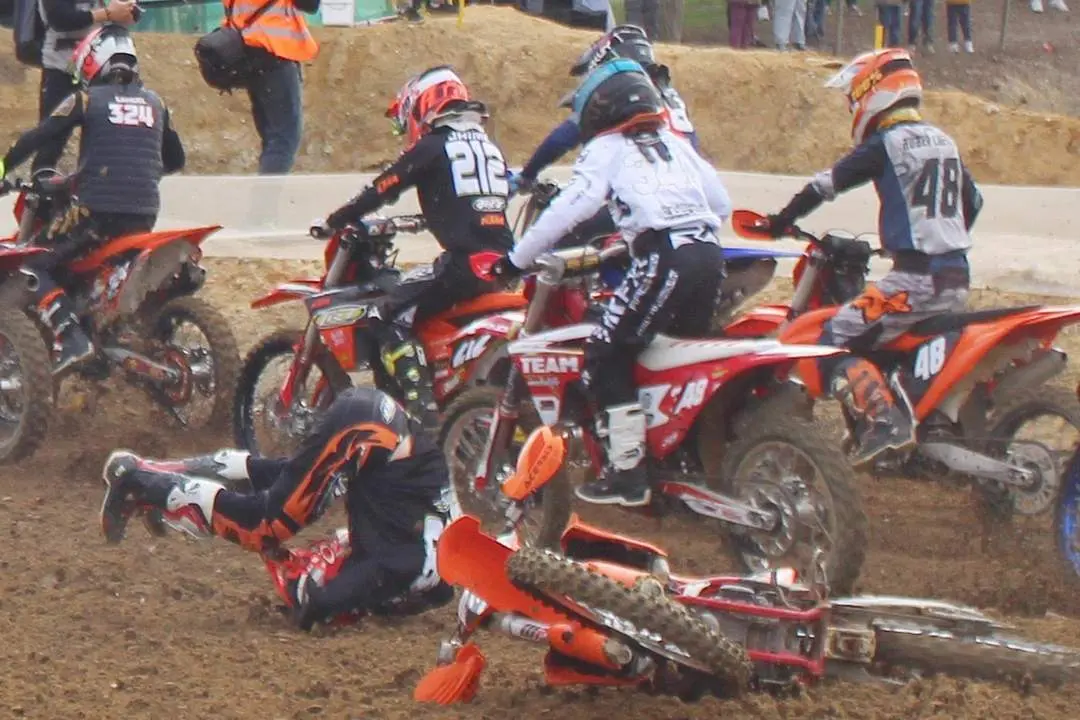 Uno de los pilotos que salieron despedidos de sus motos - Ra&uacute;l J. Bustillos