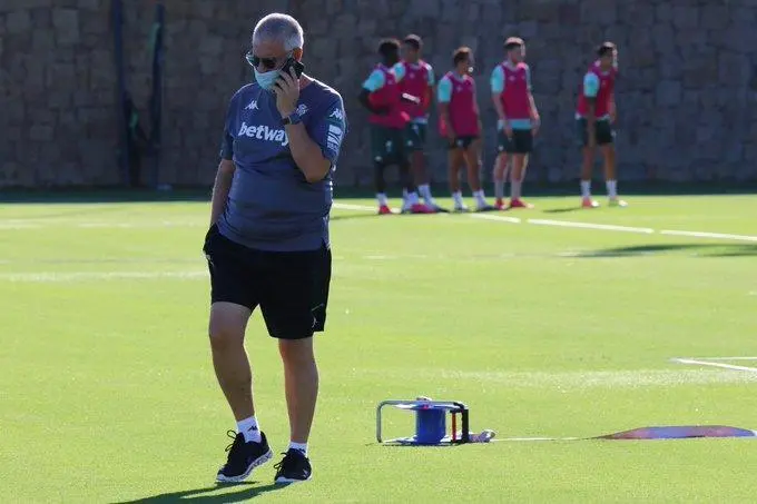 El director deportivo del Betis, Antonio Cord&oacute;n, en un entrenamiento.  - rbb