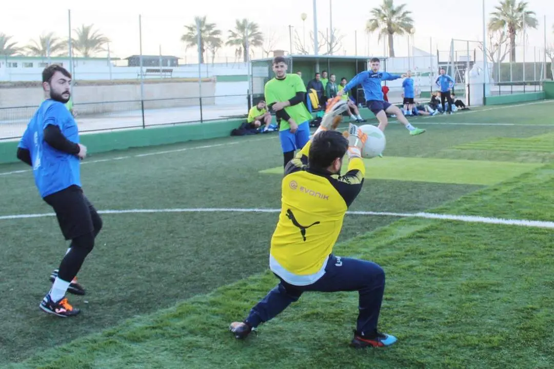 Jos&eacute; Carlos, portero de Cl&iacute;nicas V&iacute;ctor Ramos, despeja el bal&oacute;n - Ra&uacute;l J. Bustillos