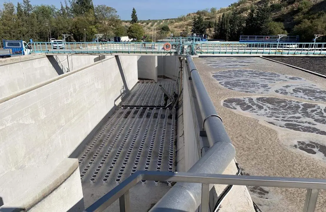 Instalaciones de la Estaci&oacute;n Depuradora de Aguas Residuales (EDAR), ubicada junto a la A-318.   - 