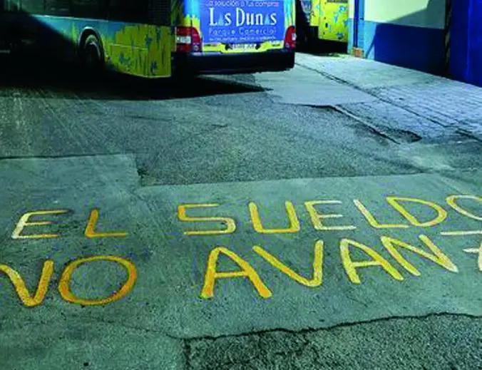 La plantilla de los autobuses urbanos protesta por sus salarios. - FB.