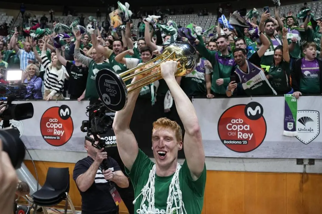 Alberto D&iacute;az celebra con su primera Copa. - EFE
