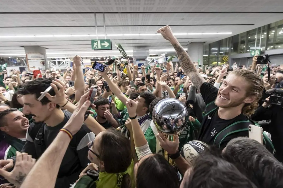 Celebraci&oacute;n en el Aeropuerto. - Daniel P&eacute;rez/EFE