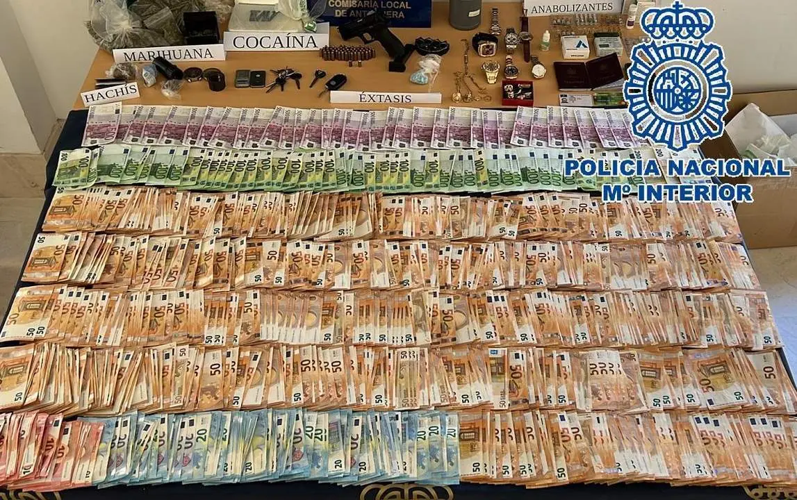 Dinero y drogas intervenidos. - CNP