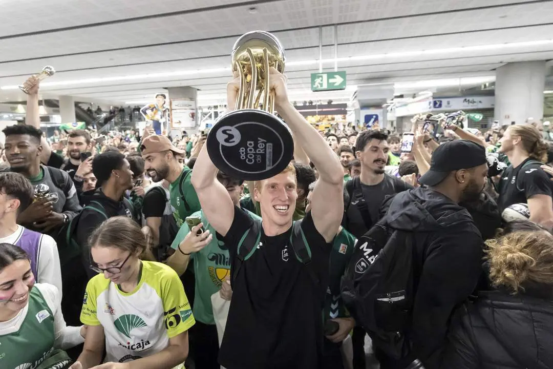 "&iexcl;Bar&ccedil;a, Madrid, la Copa ya est&aacute; aqu&iacute;!": el &eacute;xtasis de la afici&oacute;n malague&ntilde;a