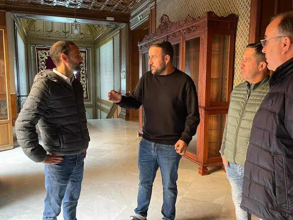El alcalde, V&iacute;ctor Mora, con los agricultores afectados. - A. S.