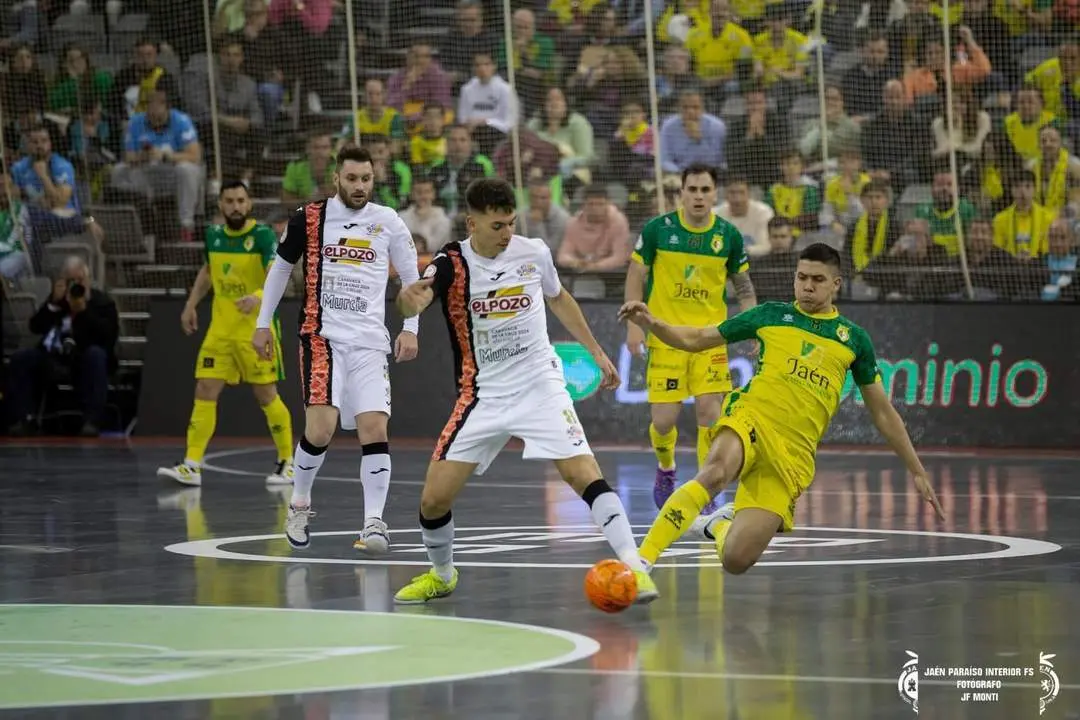 Menzeguez en una de las jugadas en la semifinal de Copa de Espa&ntilde;a. - JF Monti