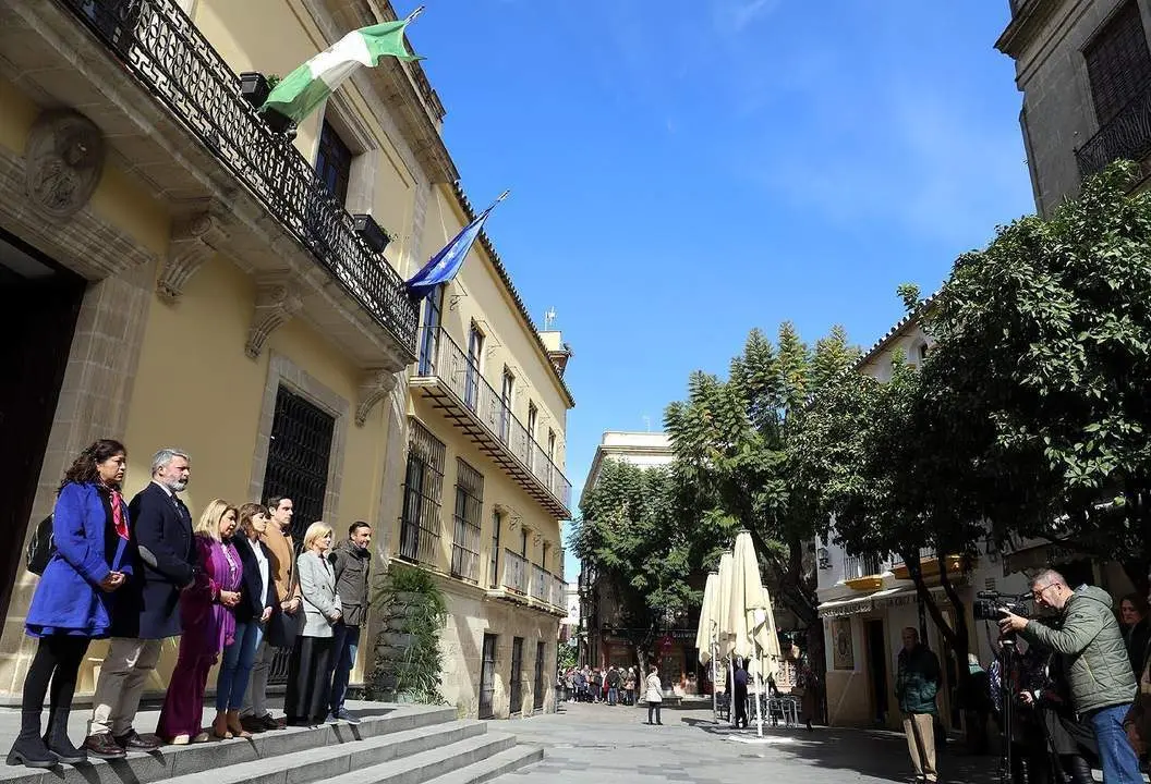 Concentraci&oacute;n silenciosa en el Ayuntamiento de Jerez por Ucrania. - VIVA