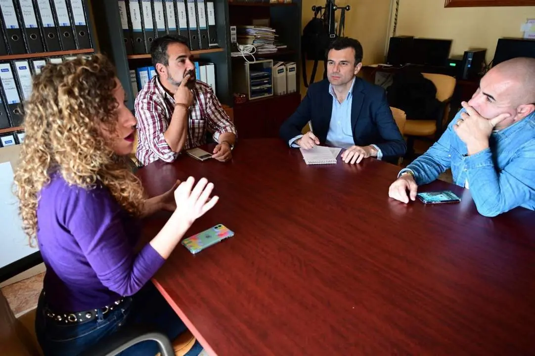 Bruno Garc&iacute;a, con representantes del taxi. - VIVA
