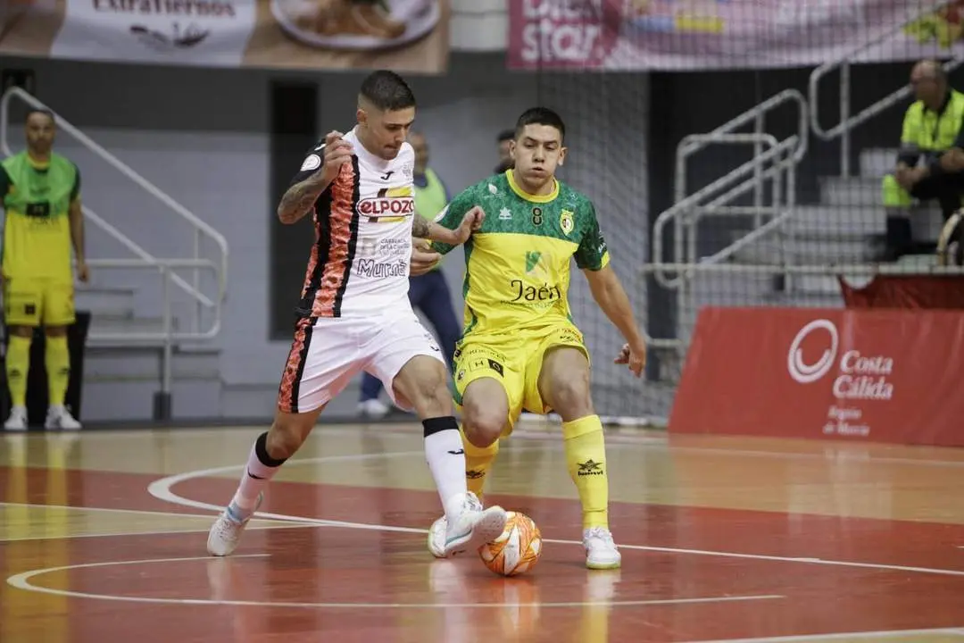Una de las jugadas del partido. - Pascu M&eacute;ndez