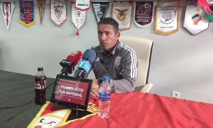 Juan Carlos, en la sala de prensa del Ayamonte. - Xerez CD