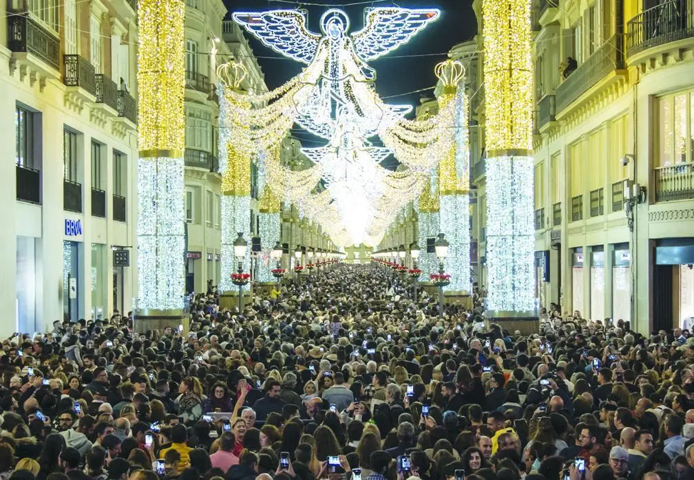 Aglomeraci&oacute;n en calle Larios para ver las luces. - Daniel P&eacute;rez/EFE