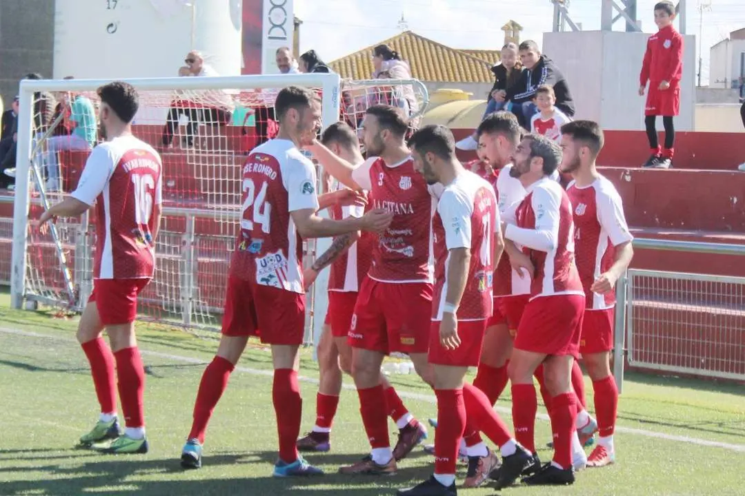 Tamayo -en el centro- es felicitado por sus compa&ntilde;eros en el 1-0       - Ra&uacute;l J. Bustillos