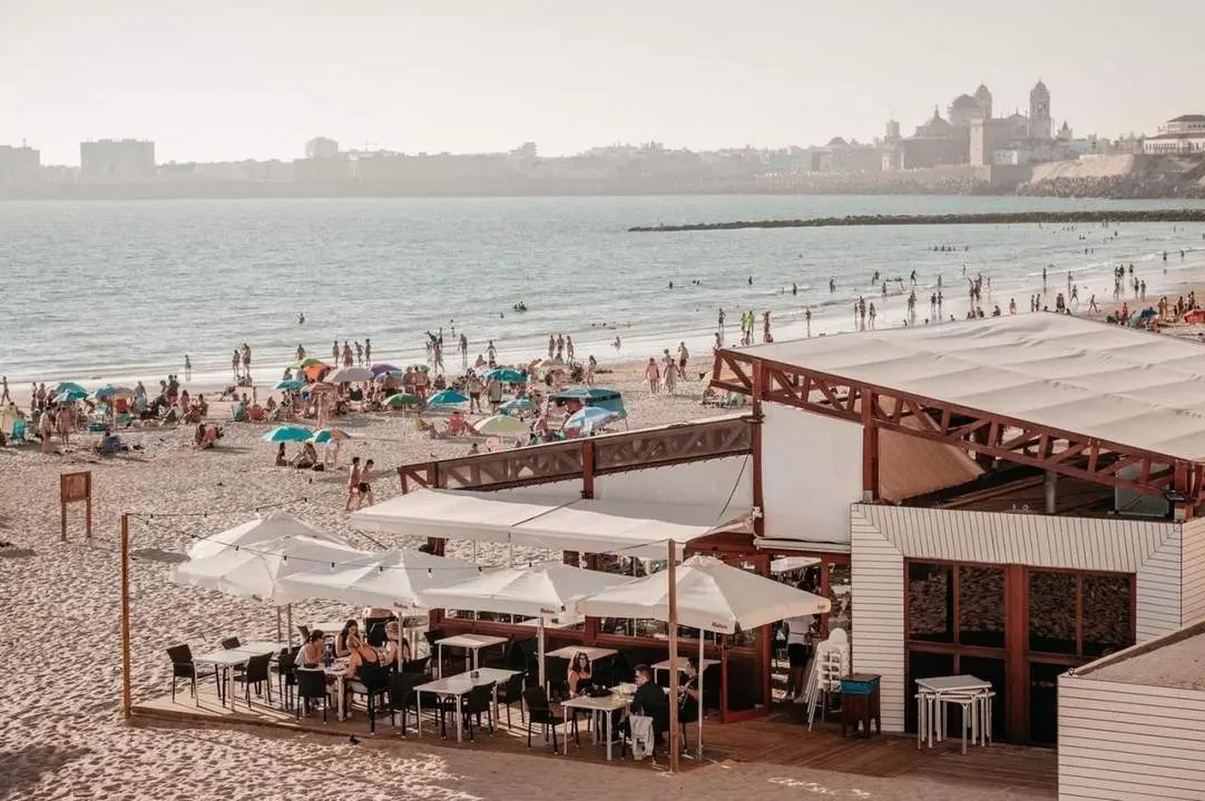 Uno de los chiringuitos en la playa de C&aacute;diz. - Europa Press