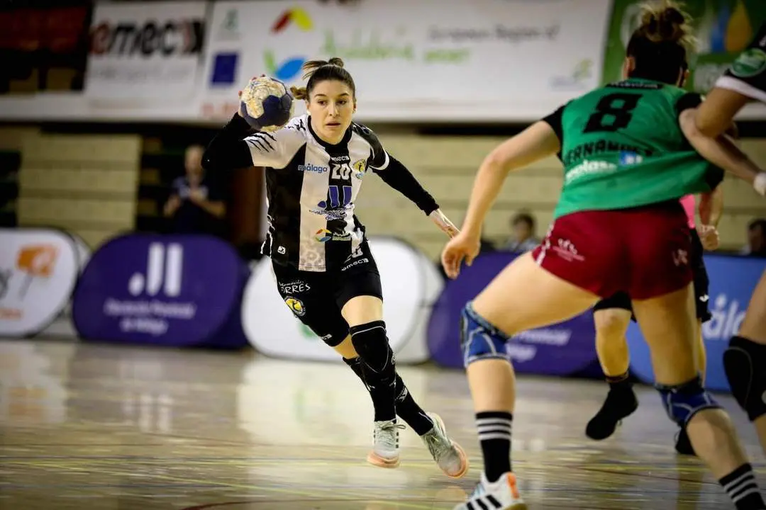 Espe L&oacute;pez, pieza clave del Costa del Sol, renueva hasta 2024. - BM COSTA DEL SOL