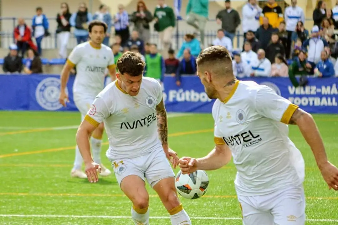 Tres jugadores de V&eacute;lez en una jugada ante el Betis Deportivo - VCF