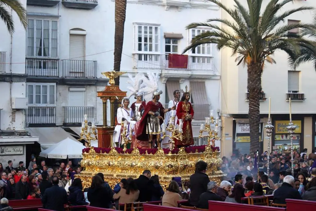Paso de la Cofrad&iacute;a de La Sentencia en la plaza de la Catedral en C&aacute;diz. - Europa Press