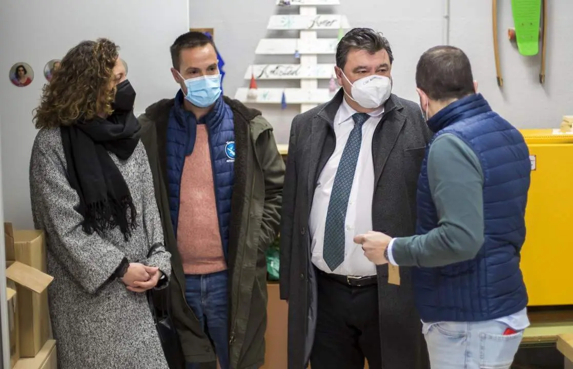 Visita del alcalde de Huelva, Gabriel Cruz, a la Asociaci&oacute;n &Aacute;nsares. - VH