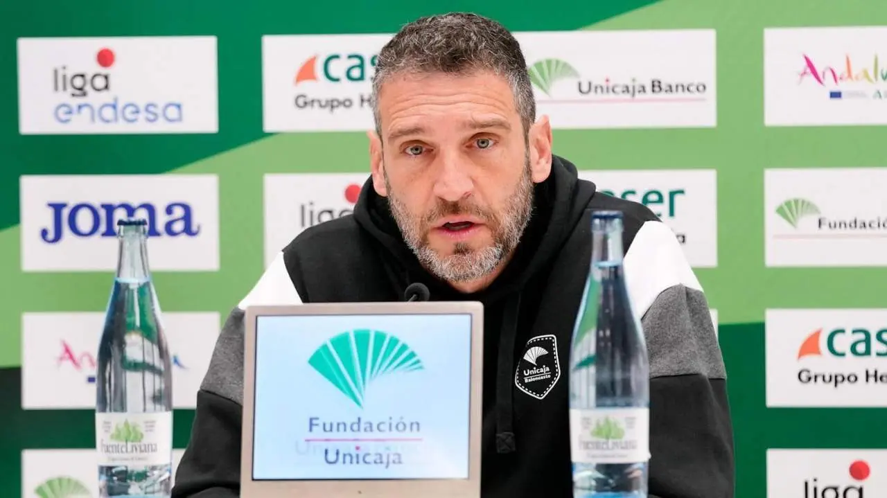 Ibon Navarro, en rueda de prensa. - UNICAJA CB