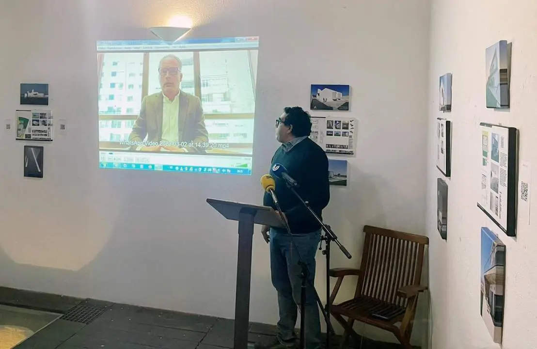 El arquitecto, en la inauguraci&oacute;n de la muestra - VCO
