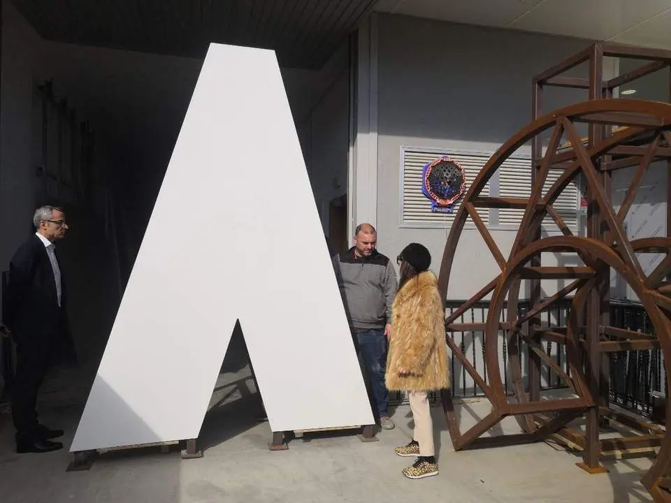 Mures supervisa el nuevo punto de informaci&oacute;n.  - Viva 
