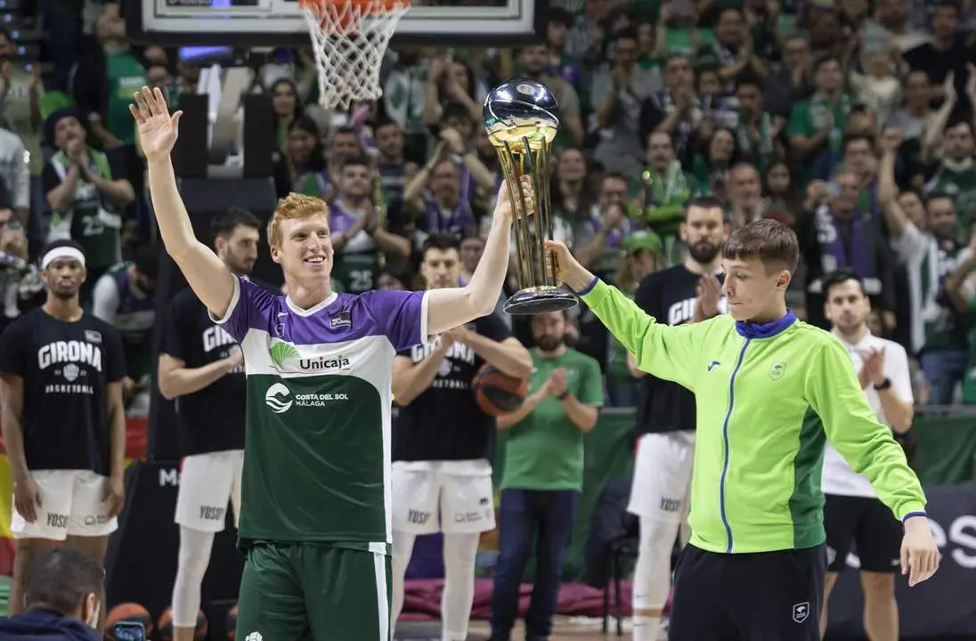 Alberto D&iacute;az y el canterano Gonzalo Nu&ntilde;o alzan la Copa en el Carpena. - EFE / Daniel P&eacute;rez