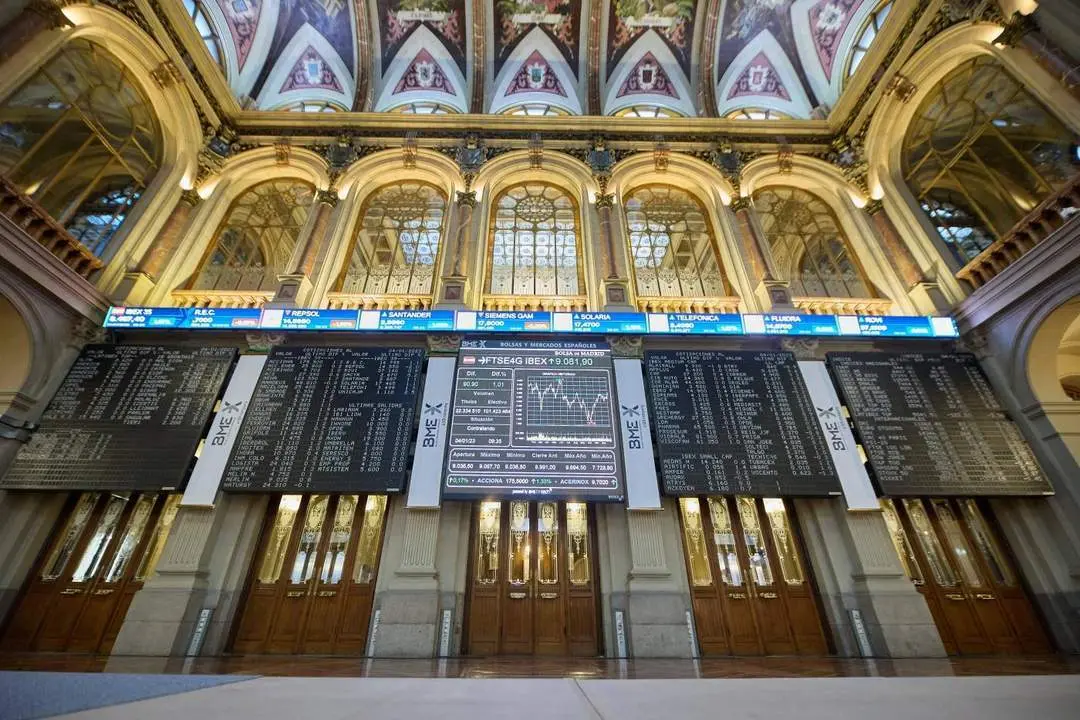 Varios paneles del Ibex 35 en el Palacio de la Bolsa. | Europa Press