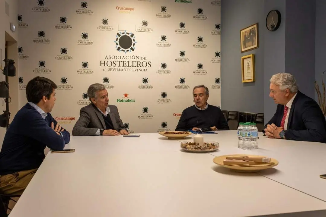 Miguel &Aacute;ngel Aumesquet reunido con la Asociaci&oacute;n de Hosteleros. - CS