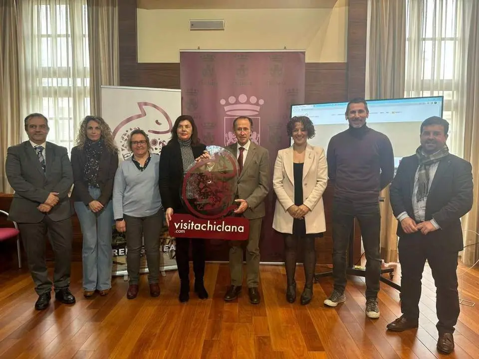 El Ayuntamiento presenta su nueva web de turismo - VIVA