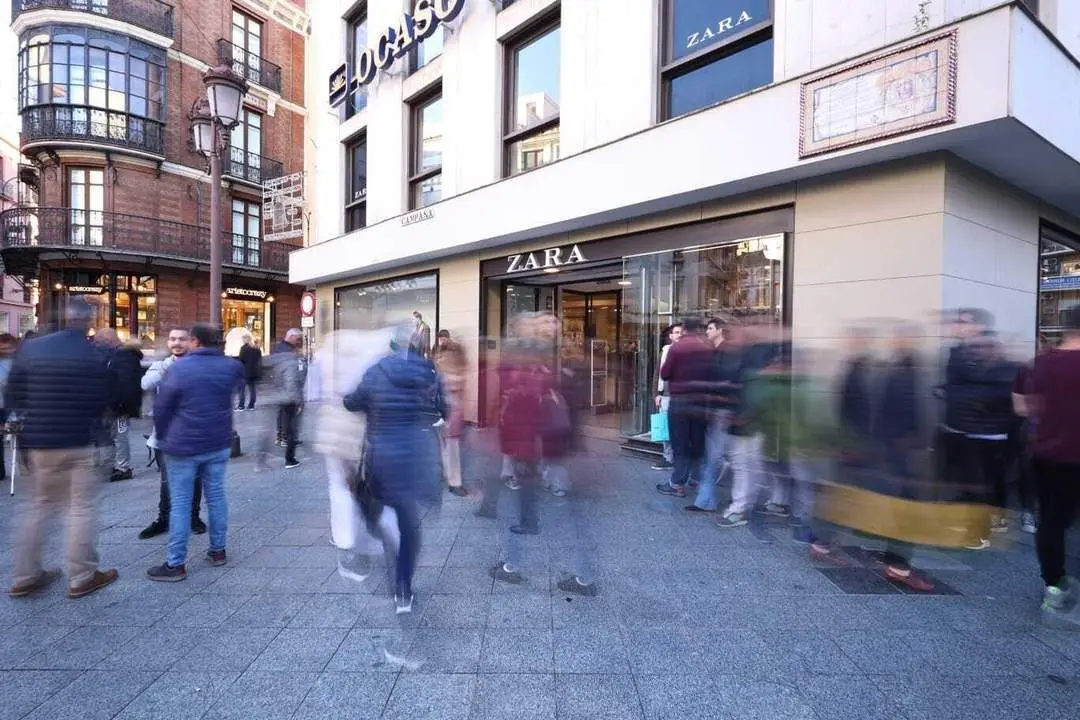Tiendas de una calle comercial del centro de Sevilla. - ARCHIVO