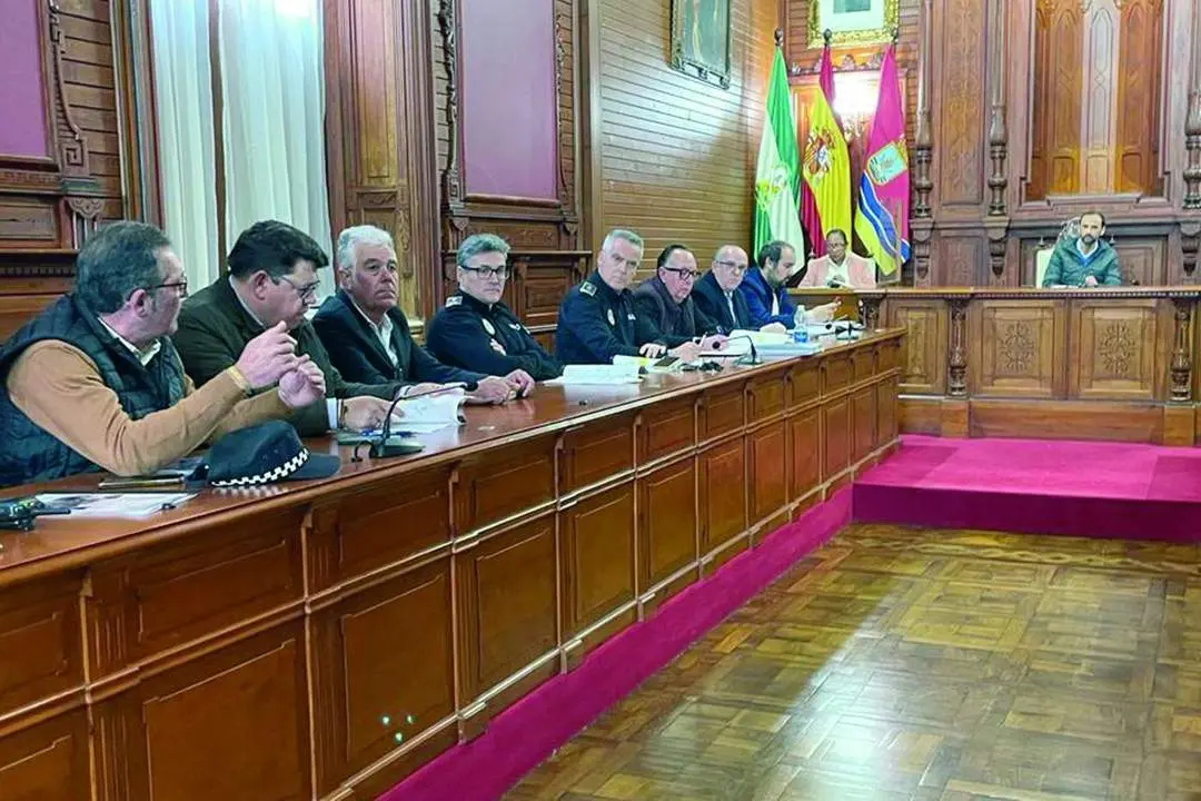 Un momento de la reuni&oacute;n mantenida en el Ayuntamiento de Sanl&uacute;car      - A. I.