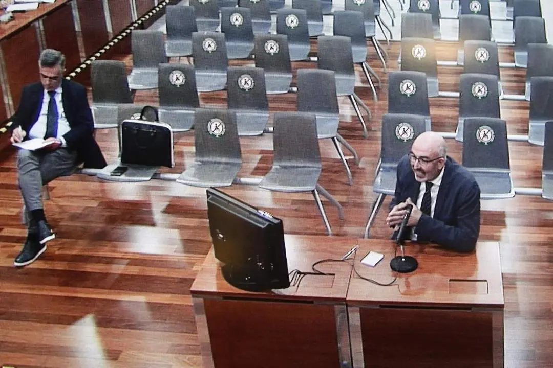 El concejal socialista David Valadez (derecha), en el juicio de Astapa - . EFE