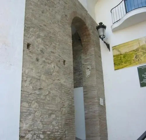 Puerta De la Villa de V&eacute;lez-M&aacute;laga. - Redacci&oacute;n