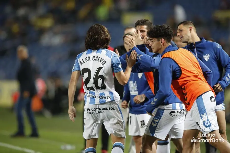 &Aacute;lex Calvo celebra con el banquillo su gol en el 87'. - LALIGA