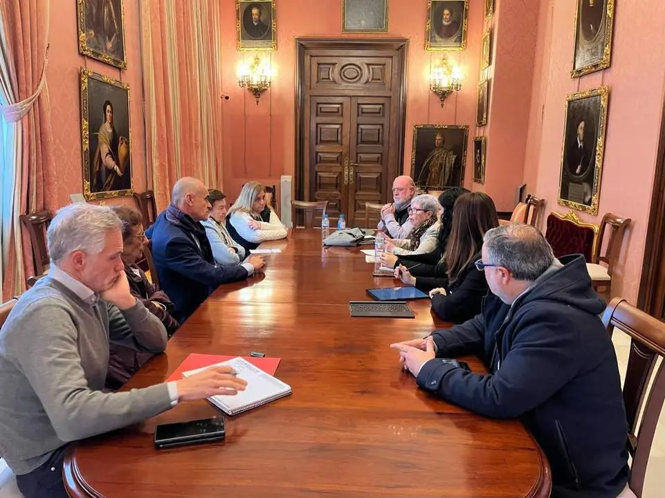Mu&ntilde;oz con la plataforma Nosotros tambi&eacute;n somos Sevilla. - Ayto