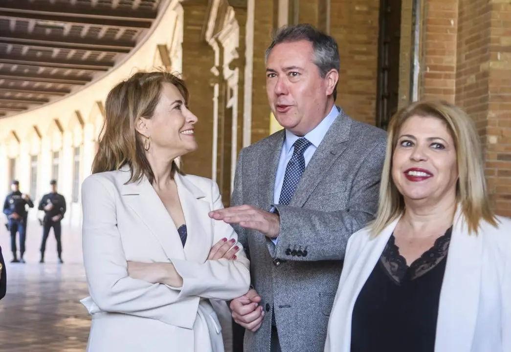 La ministra, junto al secretario general del PSOE-A y la alcaldesa.  - Efe