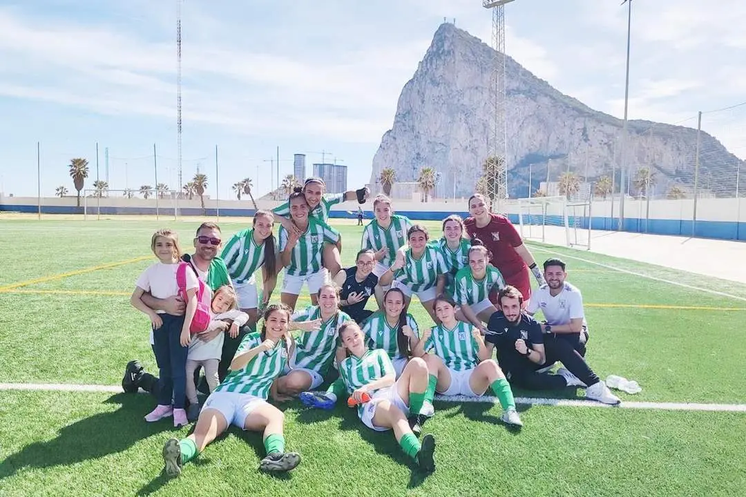 Victoria con el Pe&ntilde;&oacute;n de Gibraltar al fondo - ASCF
