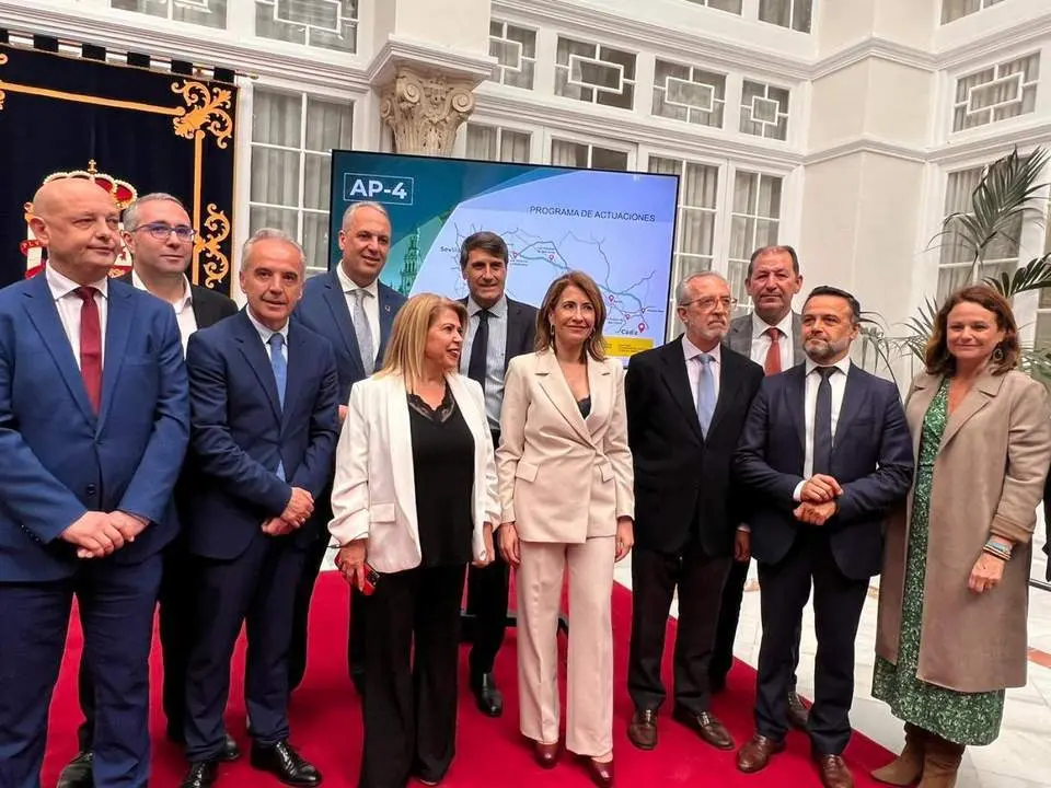La alcaldesa junto a la ministra de Transportes en Sevilla - dipucadiz.es