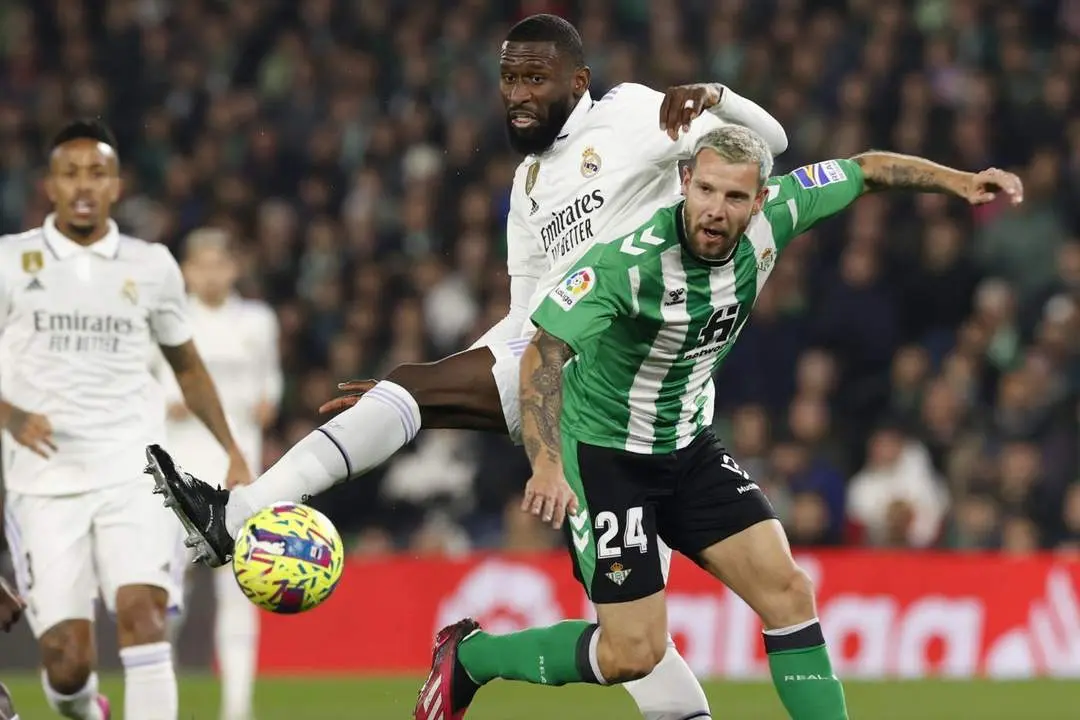 El futbolista del Real Betis, Aitor Ruibal, pelea con Antonio R&uuml;diger  - efe
