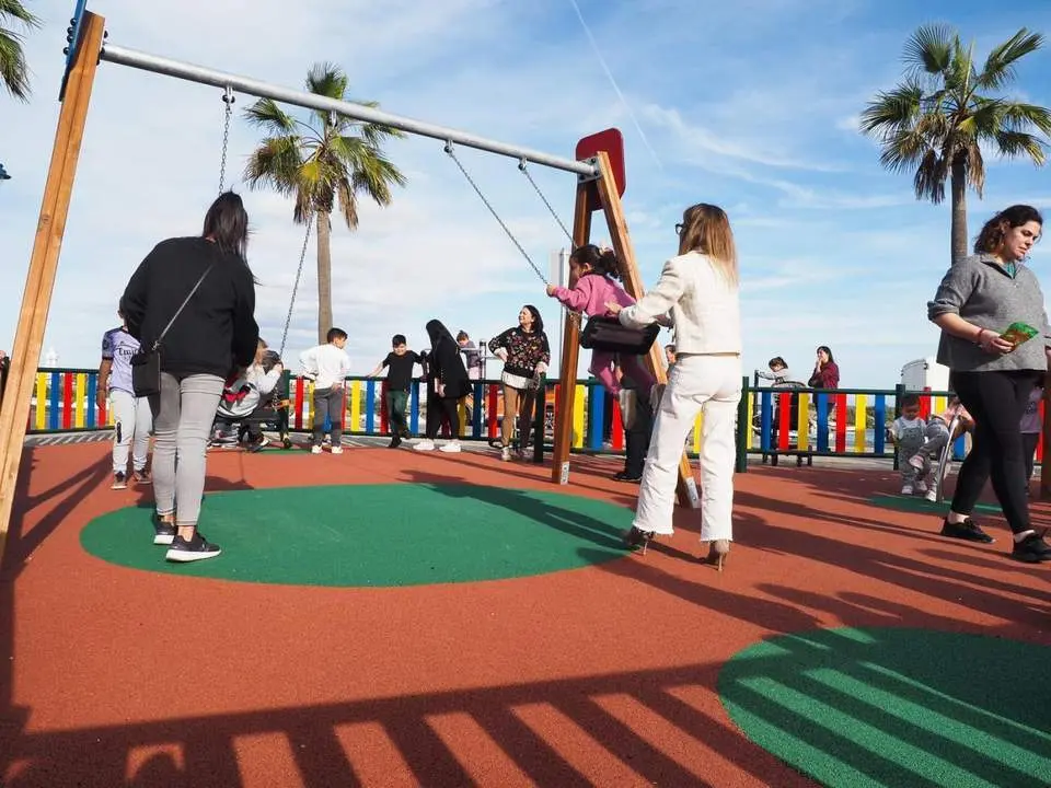 La alcaldesa, Natalia Santos, columpia a una menor en el nuevo parque  - Jordi Landero