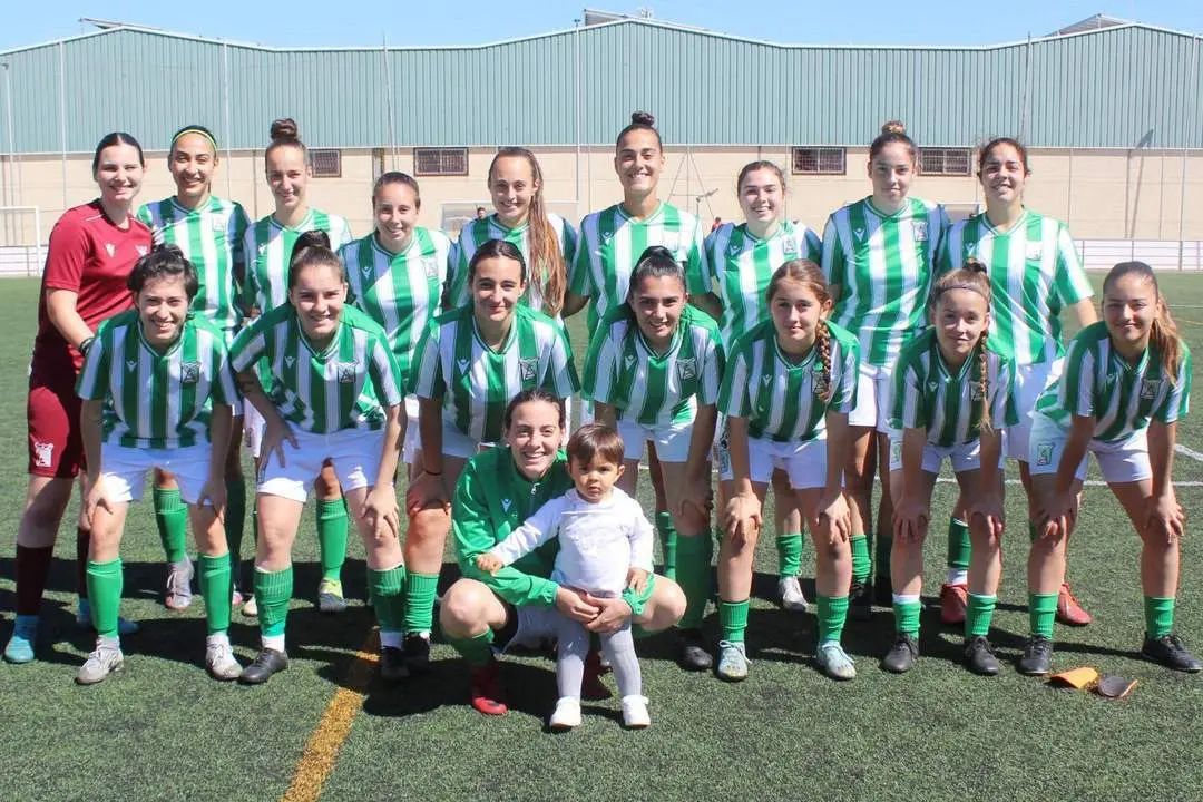 El Atl&eacute;tico Sanluque&ntilde;o Femenino con su 'entrenador'  - Ra&uacute;l J. Bustillos