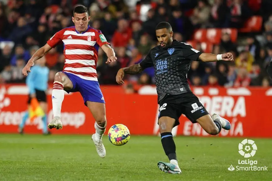 Uzuni y Ramalho pujan por el bal&oacute;n en Los C&aacute;rmenes. - LALIGA